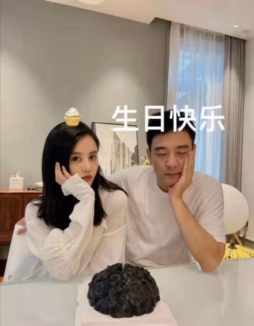 李光潔嬌妻曬照秀恩愛,兩人親密合影像父女,嬌妻一臉幼態太顯小