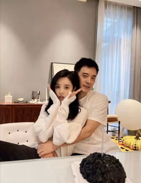 李光潔嬌妻曬照秀恩愛,兩人親密合影像父女,嬌妻一臉幼態太顯小