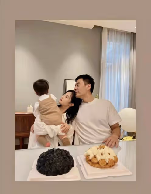 李光潔嬌妻曬照秀恩愛,兩人親密合影像父女,嬌妻一臉幼態太顯小