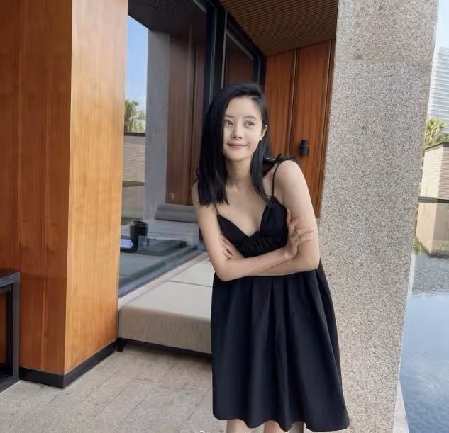 李光潔嬌妻曬照秀恩愛,兩人親密合影像父女,嬌妻一臉幼態太顯小