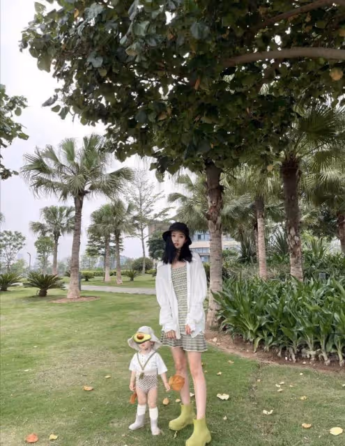 李光潔嬌妻曬照秀恩愛,兩人親密合影像父女,嬌妻一臉幼態太顯小