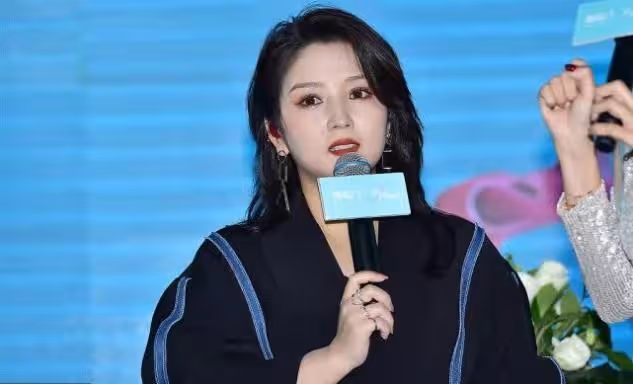 何潔現身商演，小西裝使勁勒出腰身，反光絲襪太顯廉價