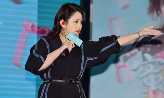何潔現身商演，小西裝使勁勒出腰身，反光絲襪太顯廉價