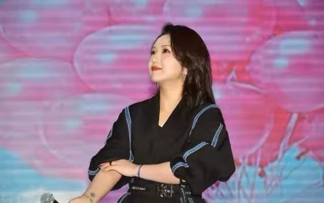 何潔現身商演，小西裝使勁勒出腰身，反光絲襪太顯廉價