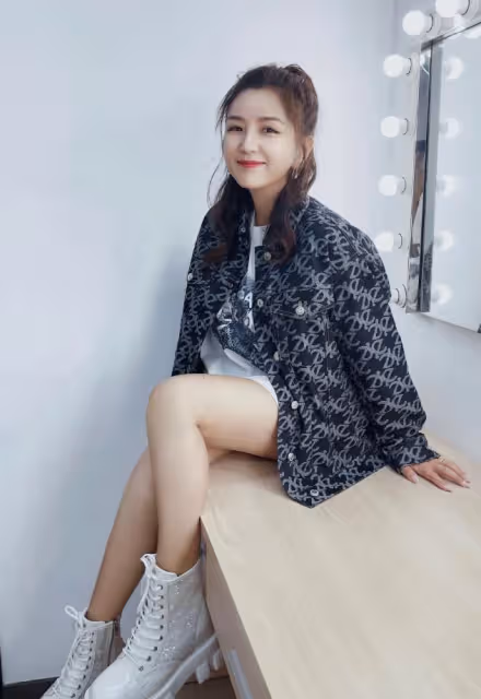何潔現身商演,小西裝使勁勒出腰身,反光絲襪太顯廉價