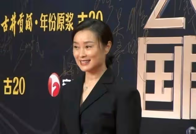 吳越太節儉！走紅毯穿舊西裝後背還破洞，打扮樸素笑容卻治癒