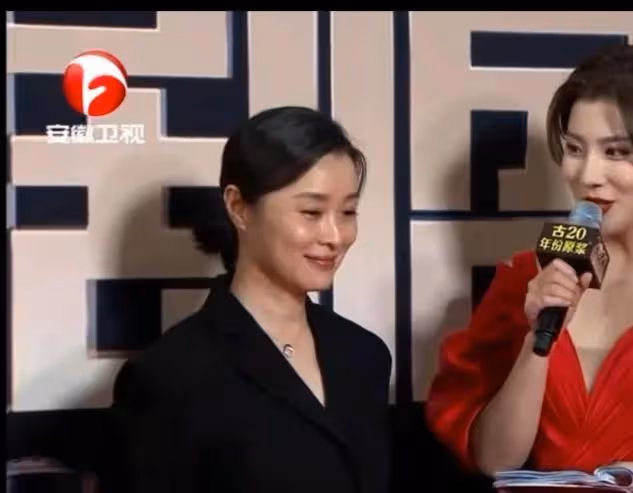 吳越太節儉！走紅毯穿舊西裝後背還破洞，打扮樸素笑容卻治癒