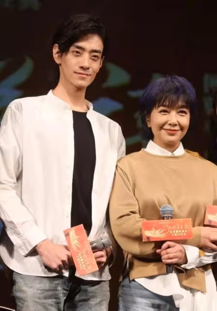 江珊換新髮型露面，一頭紫發比小年輕還潮，滿臉膠原蛋白太顯嫩了