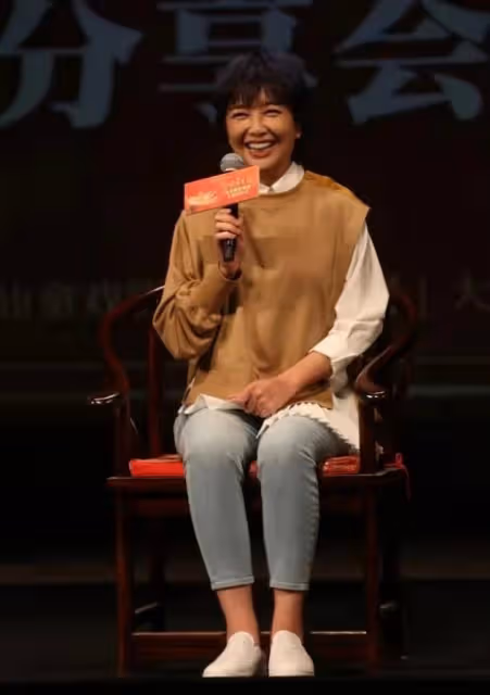 江珊換新髮型露面，一頭紫發比小年輕還潮，滿臉膠原蛋白太顯嫩了