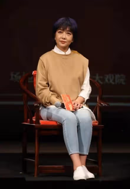 江珊換新髮型露面，一頭紫發比小年輕還潮，滿臉膠原蛋白太顯嫩了