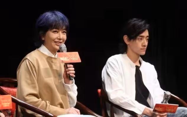 江珊換新髮型露面，一頭紫發比小年輕還潮，滿臉膠原蛋白太顯嫩了