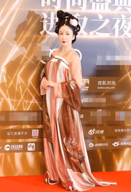 紅毯大型翻車現場！鍾麗緹臃腫閆妮亂搭配，海陸一臉苦相好壯碩