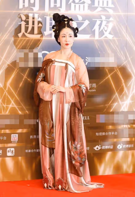 紅毯大型翻車現場！鍾麗緹臃腫閆妮亂搭配，海陸一臉苦相好壯碩