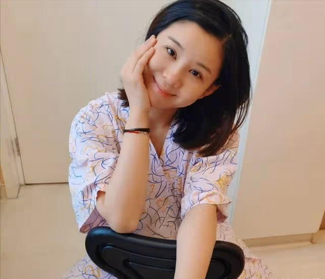 王雷大辦生日宴，二胎正臉首次曝光，李小萌產後20天竟瘦成錐子臉