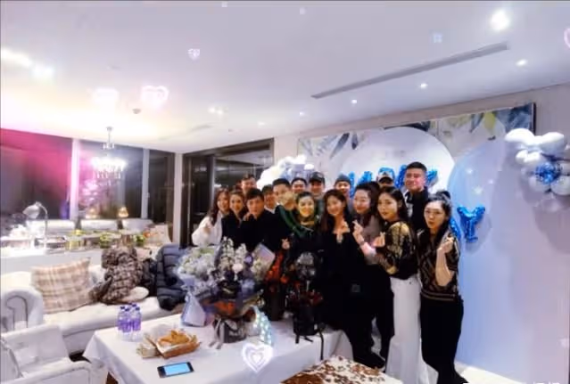 王雷大辦生日宴，二胎正臉首次曝光，李小萌產後20天竟瘦成錐子臉