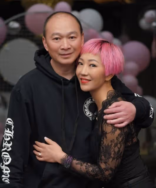 劉嘉玲一家為弟媳慶生，她戴大珠寶好隆重，母親穿6萬外套更搶鏡