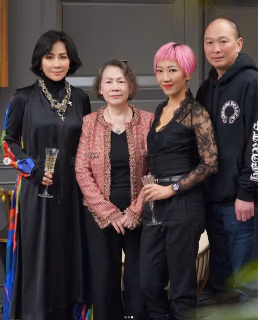 劉嘉玲一家為弟媳慶生，她戴大珠寶好隆重，母親穿6萬外套更搶鏡
