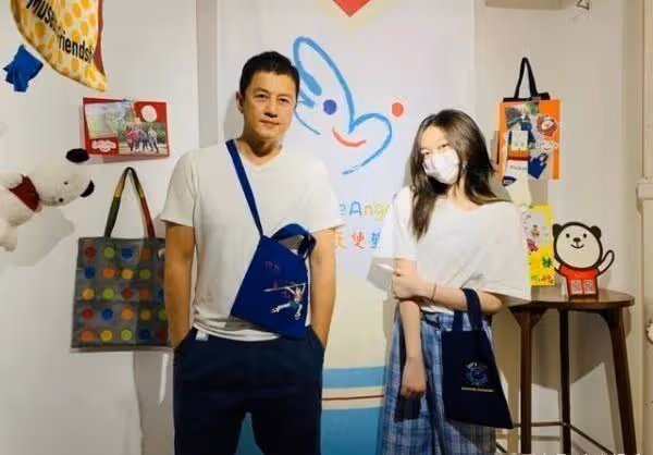李嫣真著急長大，穿350鞋打扮似大人，扎韓系髮型太有藝術家氣質