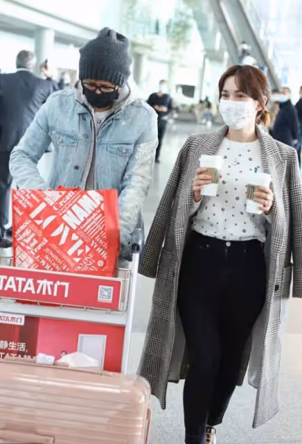 韓庚夫婦走機場，他裹頭巾像小老太，嬌妻這褲子上身太尷尬