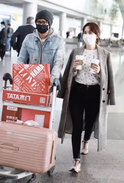韓庚夫婦走機場，他裹頭巾像小老太，嬌妻這褲子上身太尷尬