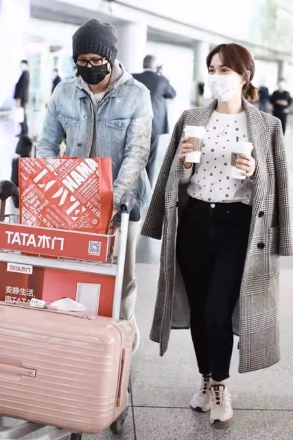 韓庚夫婦走機場，他裹頭巾像小老太，嬌妻這褲子上身太尷尬