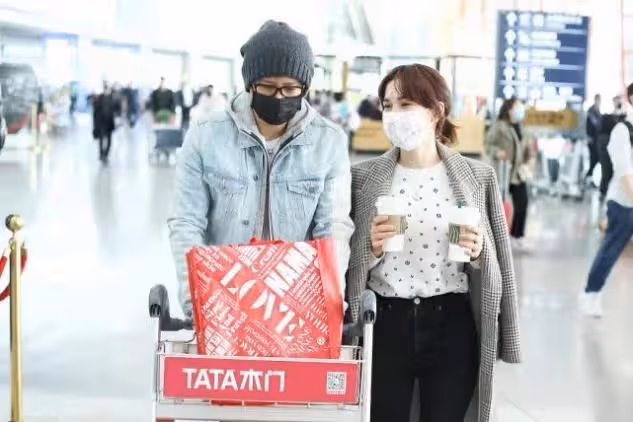 韓庚夫婦走機場，他裹頭巾像小老太，嬌妻這褲子上身太尷尬