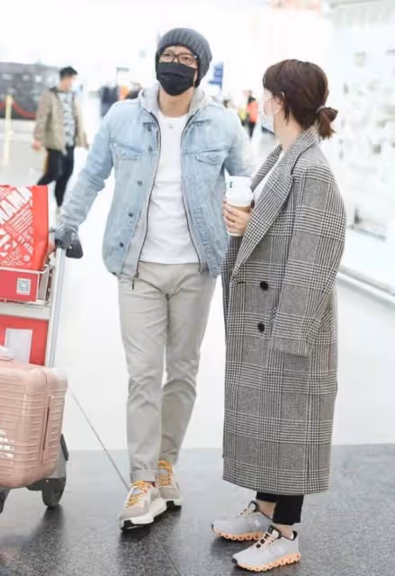 韓庚夫婦走機場，他裹頭巾像小老太，嬌妻這褲子上身太尷尬