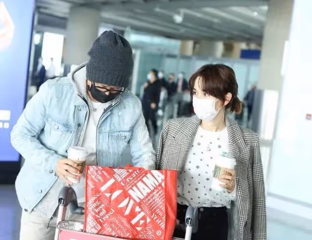韓庚夫婦走機場，他裹頭巾像小老太，嬌妻這褲子上身太尷尬