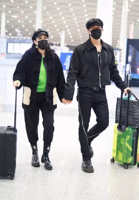 鍾麗緹攜小12歲丈夫走機場，臃腫唐裝穿成他媽媽，氣質都變慈祥了