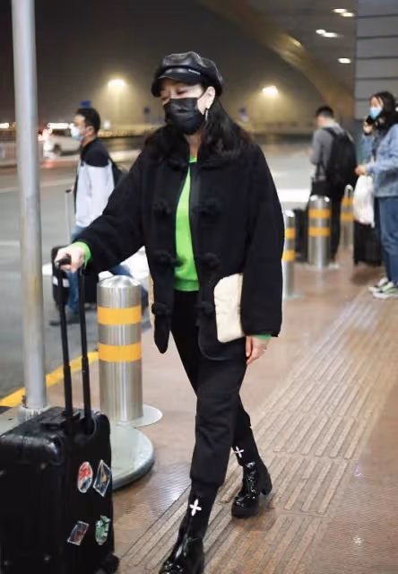 鍾麗緹攜小12歲丈夫走機場，臃腫唐裝穿成他媽媽，氣質都變慈祥了