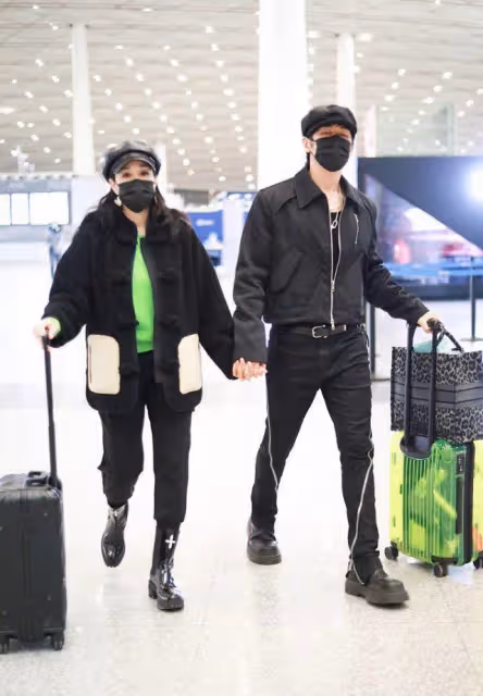 鍾麗緹攜小12歲丈夫走機場，臃腫唐裝穿成他媽媽，氣質都變慈祥了