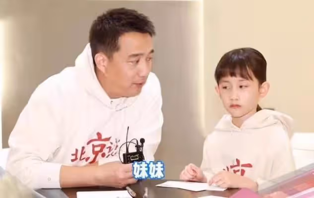 黃磊首次帶小女兒出鏡，9歲女兒徹底長虎像男生，父女共用一張臉
