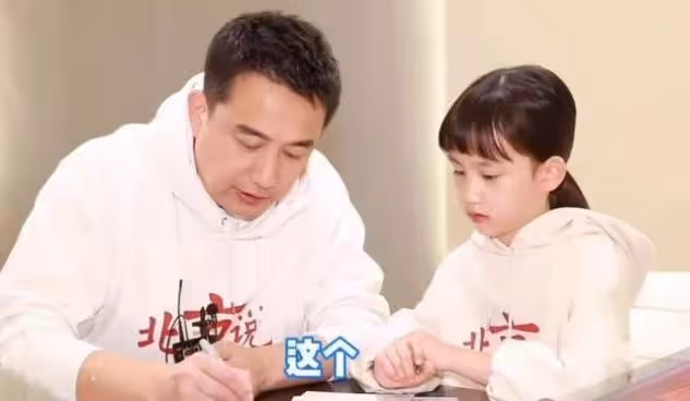 黃磊首次帶小女兒出鏡，9歲女兒徹底長虎像男生，父女共用一張臉