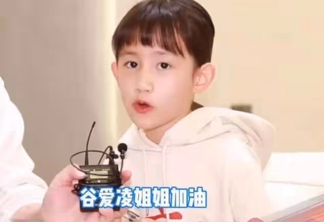 黃磊首次帶小女兒出鏡，9歲女兒徹底長虎像男生，父女共用一張臉