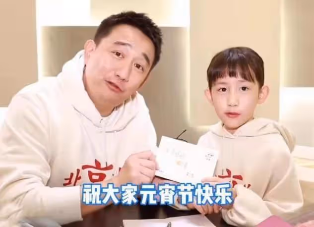 黃磊首次帶小女兒出鏡，9歲女兒徹底長虎像男生，父女共用一張臉