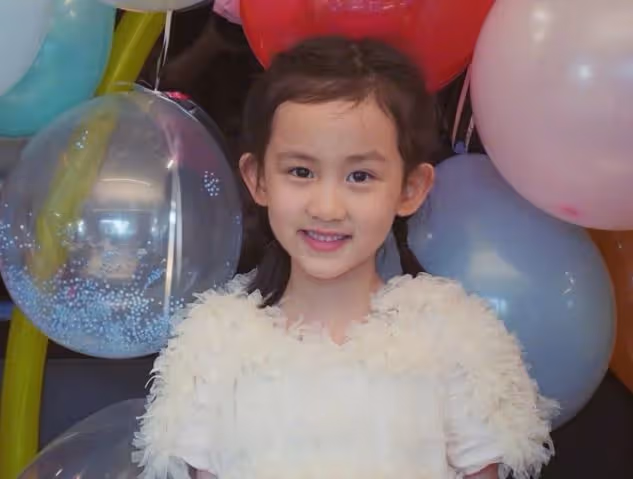 黃磊首次帶小女兒出鏡，9歲女兒徹底長虎像男生，父女共用一張臉