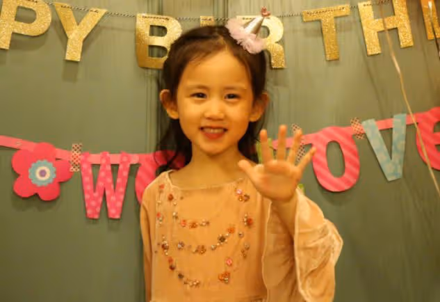 黃磊首次帶小女兒出鏡，9歲女兒徹底長虎像男生，父女共用一張臉