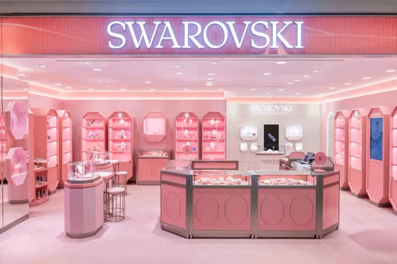 SWAROVSKI夢幻形象店進駐台中　詹子萱搶戴新作曬迷人鎖骨