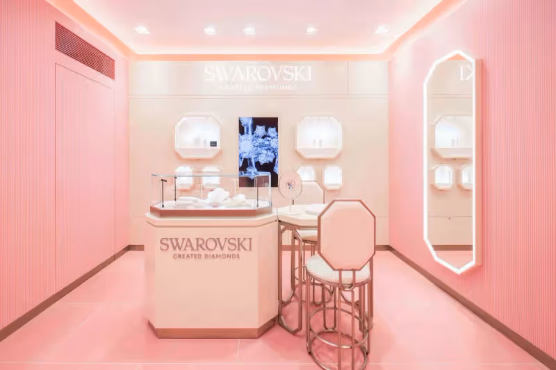 SWAROVSKI夢幻形象店進駐台中　詹子萱搶戴新作曬迷人鎖骨