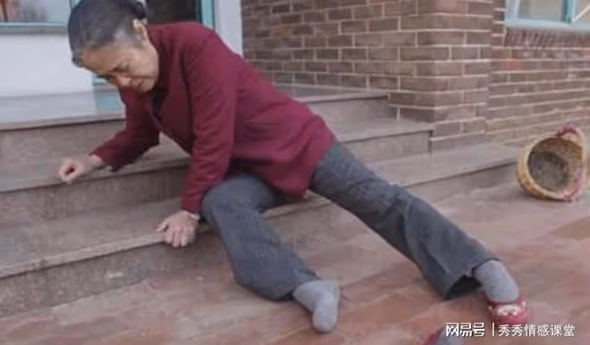 婆婆摔倒在地兒媳視而不見,當年懷孕摔跤你讓我自己爬起來