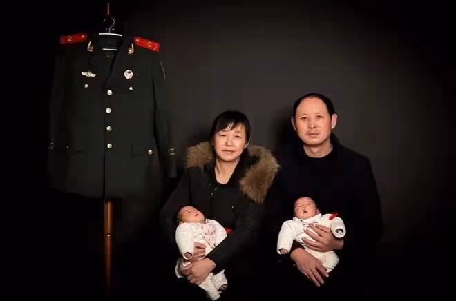 兒子天津爆炸中犧牲,47歲母親4次試管誕龍鳳胎,含淚照全家福