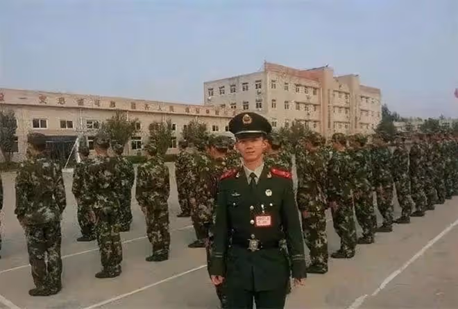 兒子天津爆炸中犧牲,47歲母親4次試管誕龍鳳胎,含淚照全家福