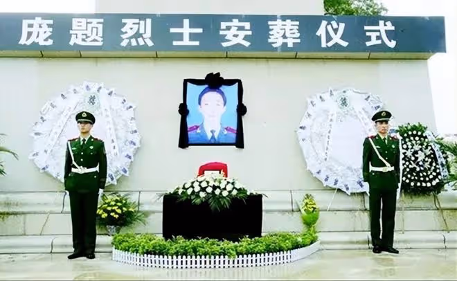 兒子天津爆炸中犧牲,47歲母親4次試管誕龍鳳胎,含淚照全家福