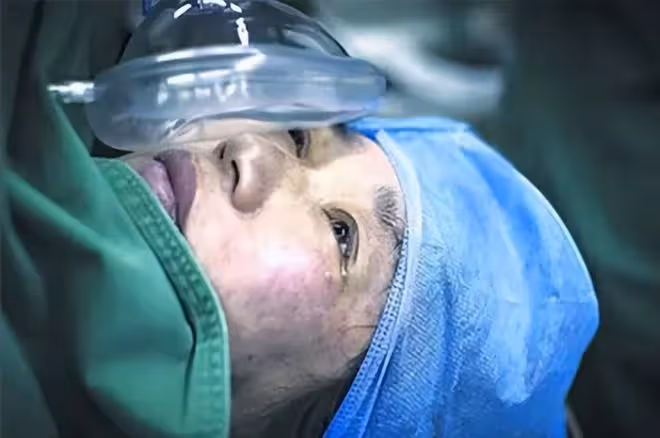 兒子天津爆炸中犧牲,47歲母親4次試管誕龍鳳胎,含淚照全家福