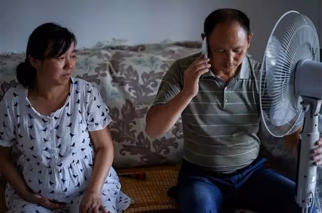 兒子天津爆炸中犧牲,47歲母親4次試管誕龍鳳胎,含淚照全家福