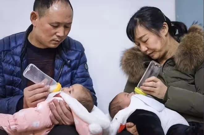 兒子天津爆炸中犧牲,47歲母親4次試管誕龍鳳胎,含淚照全家福