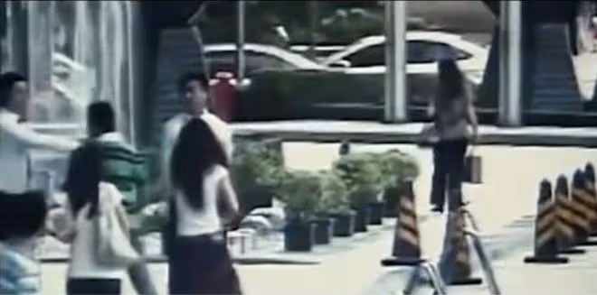 2010年,深圳一孕婦與保安打架,罵其是看門狗,結果被一腳踹流產