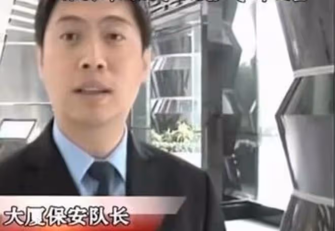 2010年,深圳一孕婦與保安打架,罵其是看門狗,結果被一腳踹流產