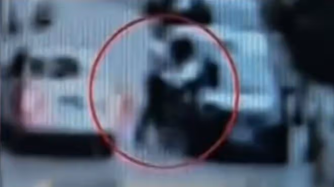 2010年,深圳一孕婦與保安打架,罵其是看門狗,結果被一腳踹流產