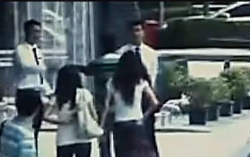 2010年,深圳一孕婦與保安打架,罵其是看門狗,結果被一腳踹流產